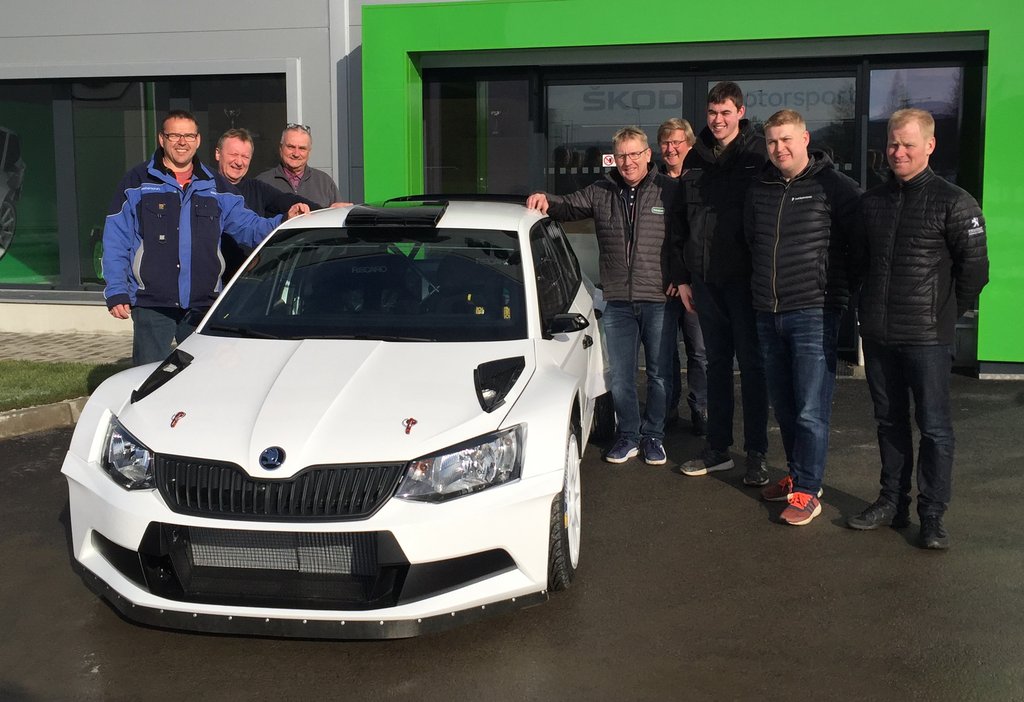 Ib Kragh samlet med sit team, en af sine sponsorer og sin tjekkiske kontakt foran Skoda Motorsport i Tjekkiet